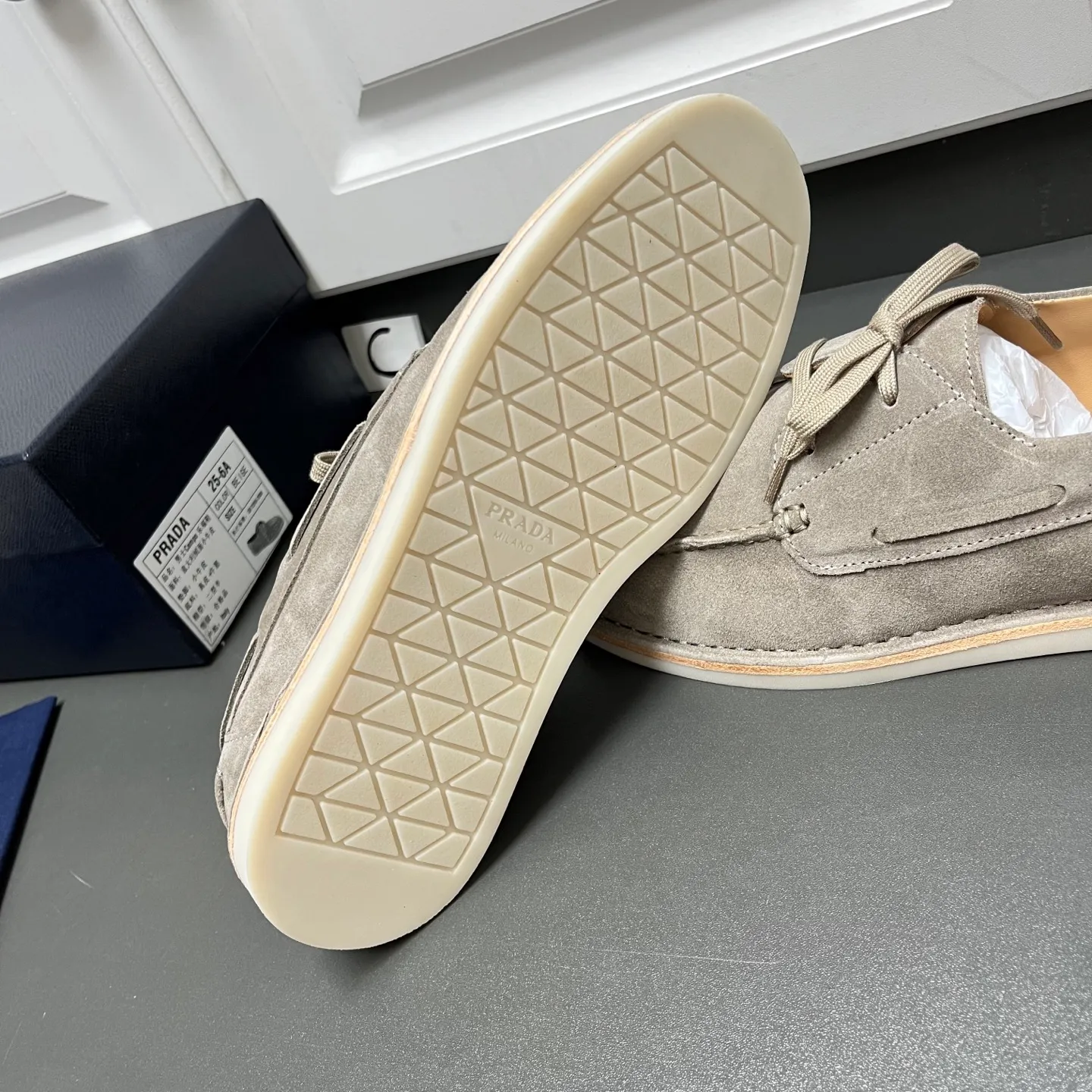 💰840 Prada men's new lace-up leather loafers. Made of flocked two-layer cow leather, these shoes combine classic design with handmade details, blending sophistication with casual comfort. Designed in a lace-up style, with open-stitched seams on the skirt, 1.5cm white rubber soles with leather welts, dyed calfskin lining, and silver-labeled cowhide feet, the style is simple and elegant. C leather shoe size: 39/40/41/42/43/44 gray, original box packaging + dust bag
